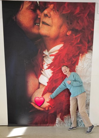 Ines De Nil ist eine deutsche Fotografin, Malerin und Dokumentarfilmerin.